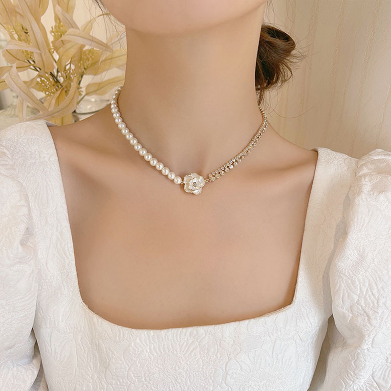 Elegant Flower Alloy Zinc Alloy Inlay Artificial Pearls Rhinestones Gold Plated Women's Necklace display picture 3