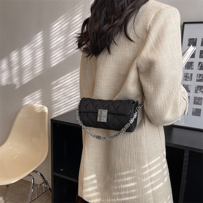 Women's All Seasons Pu Leather Lingge Streetwear Sewing Thread Square Zipper Shoulder Bag display picture 4