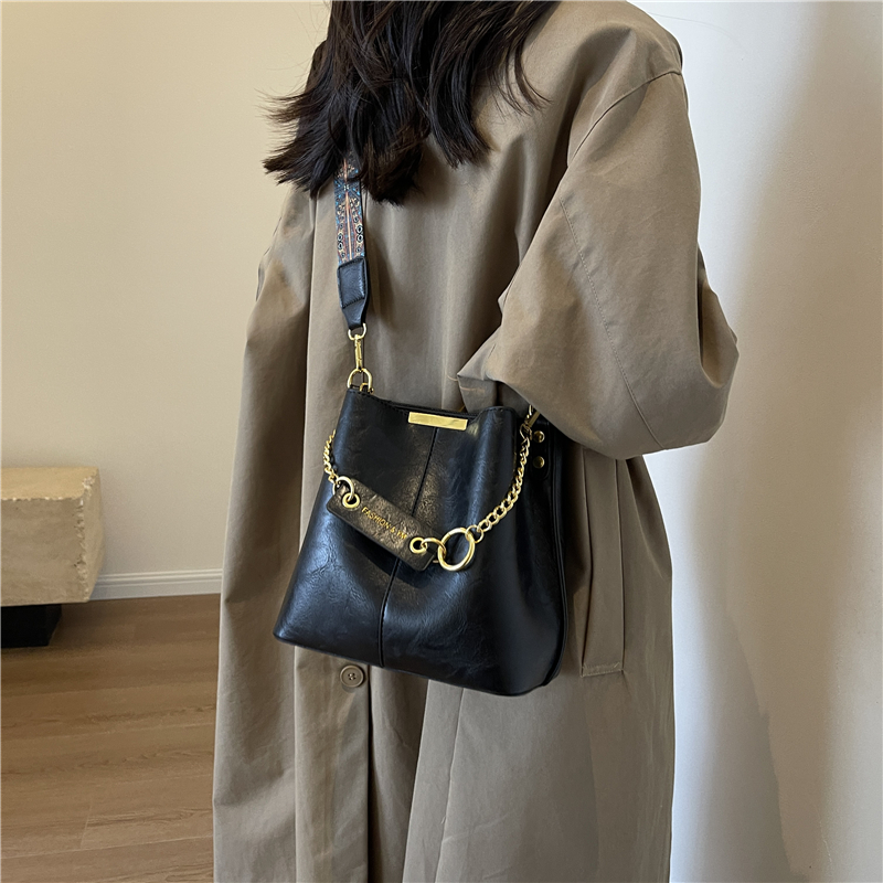 Femmes Toutes Les Saisons Faux Cuir Couleur Unie Élégant Fil À Coudre Seau Fermeture Éclair Sac Seau display picture 1