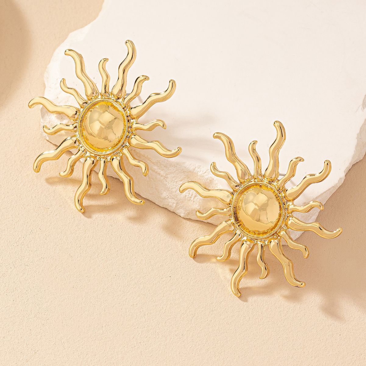 1 Pair Retro Exaggerated Sun Plating Metal Ear Studs display picture 2