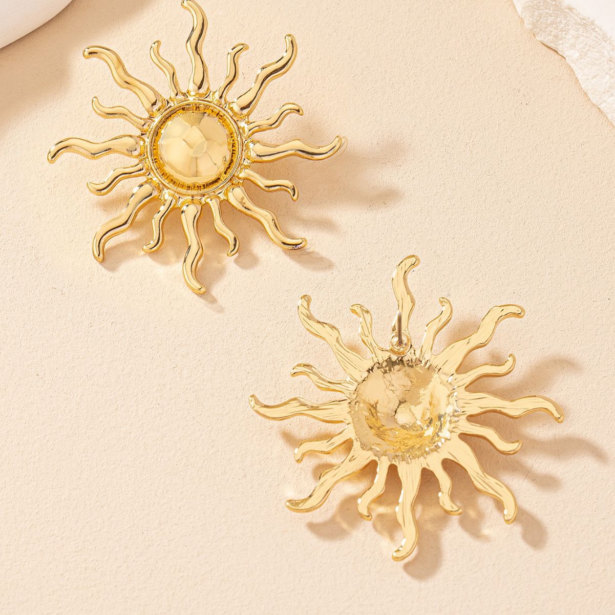 1 Pair Retro Exaggerated Sun Plating Metal Ear Studs display picture 3