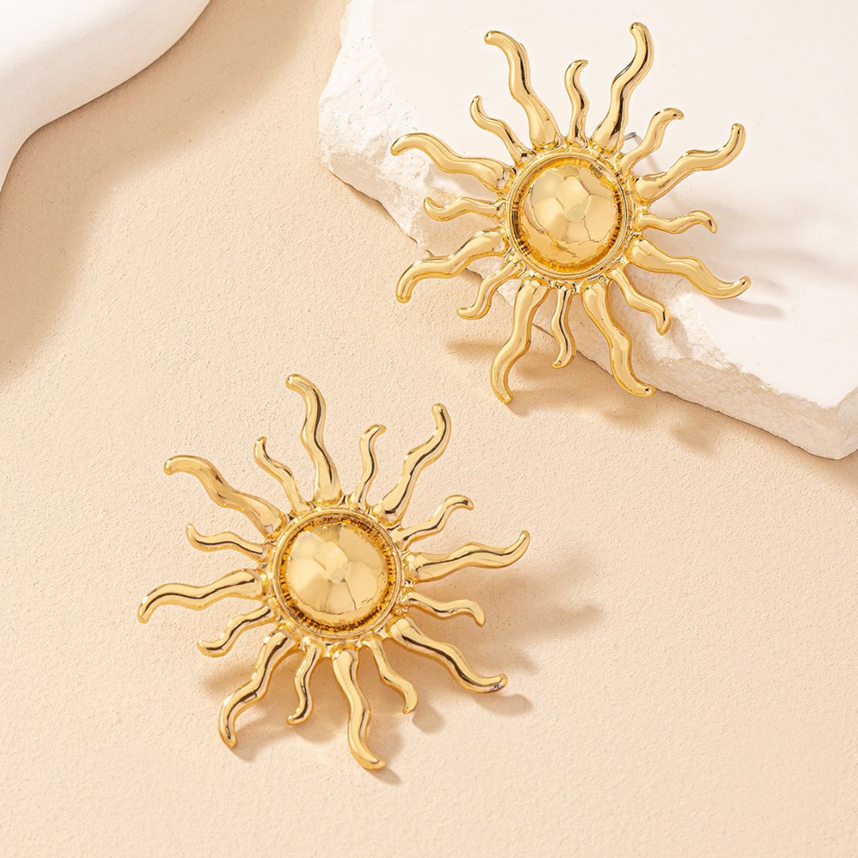 1 Pair Retro Exaggerated Sun Plating Metal Ear Studs display picture 5