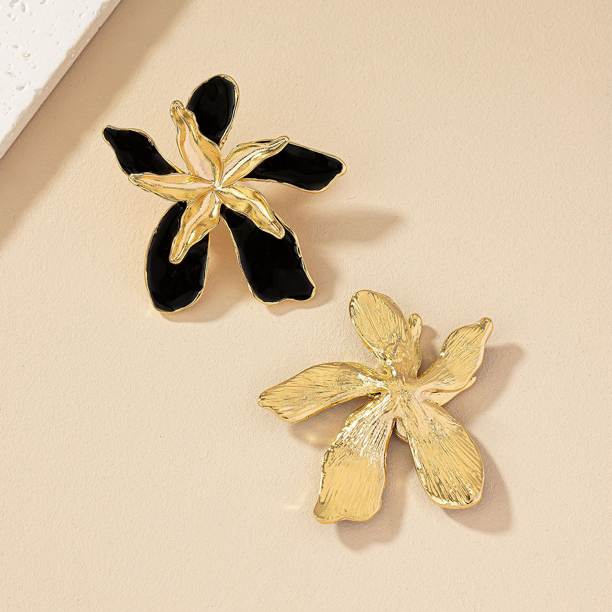 1 Paar Einfacher Stil Klassischer Stil Blume Überzug Metall Vergoldet Ohrstecker display picture 4