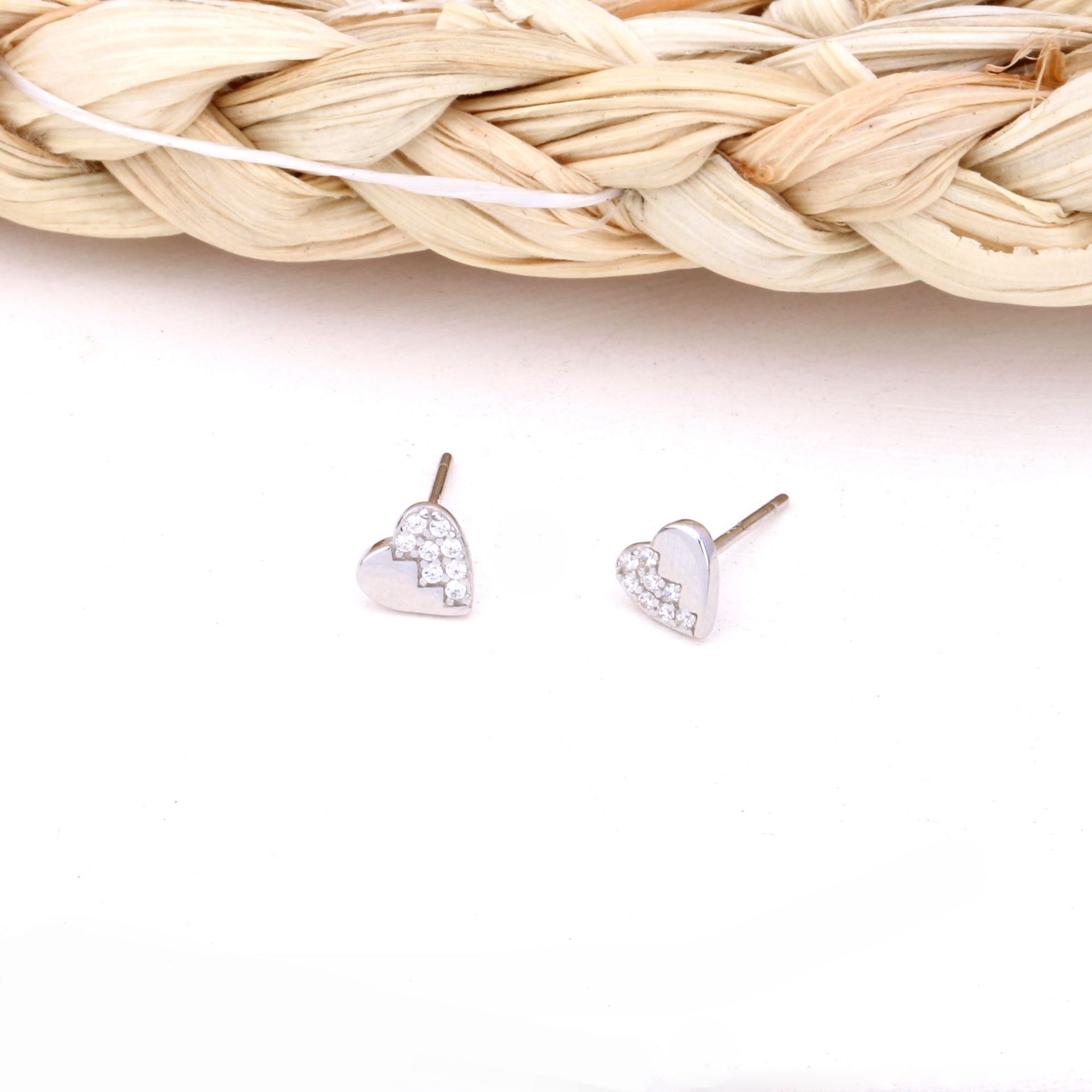 1 Pair Simple Style Heart Shape Inlay Sterling Silver Zircon Ear Studs display picture 10