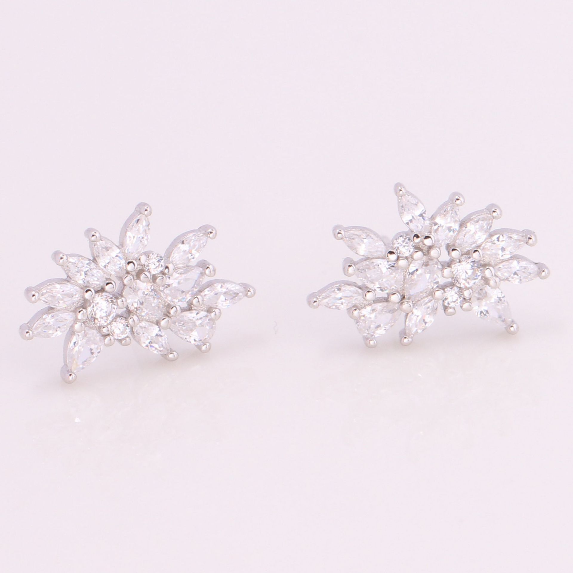 1 Pair Simple Style Flower Inlay Sterling Silver Zircon Ear Studs display picture 1