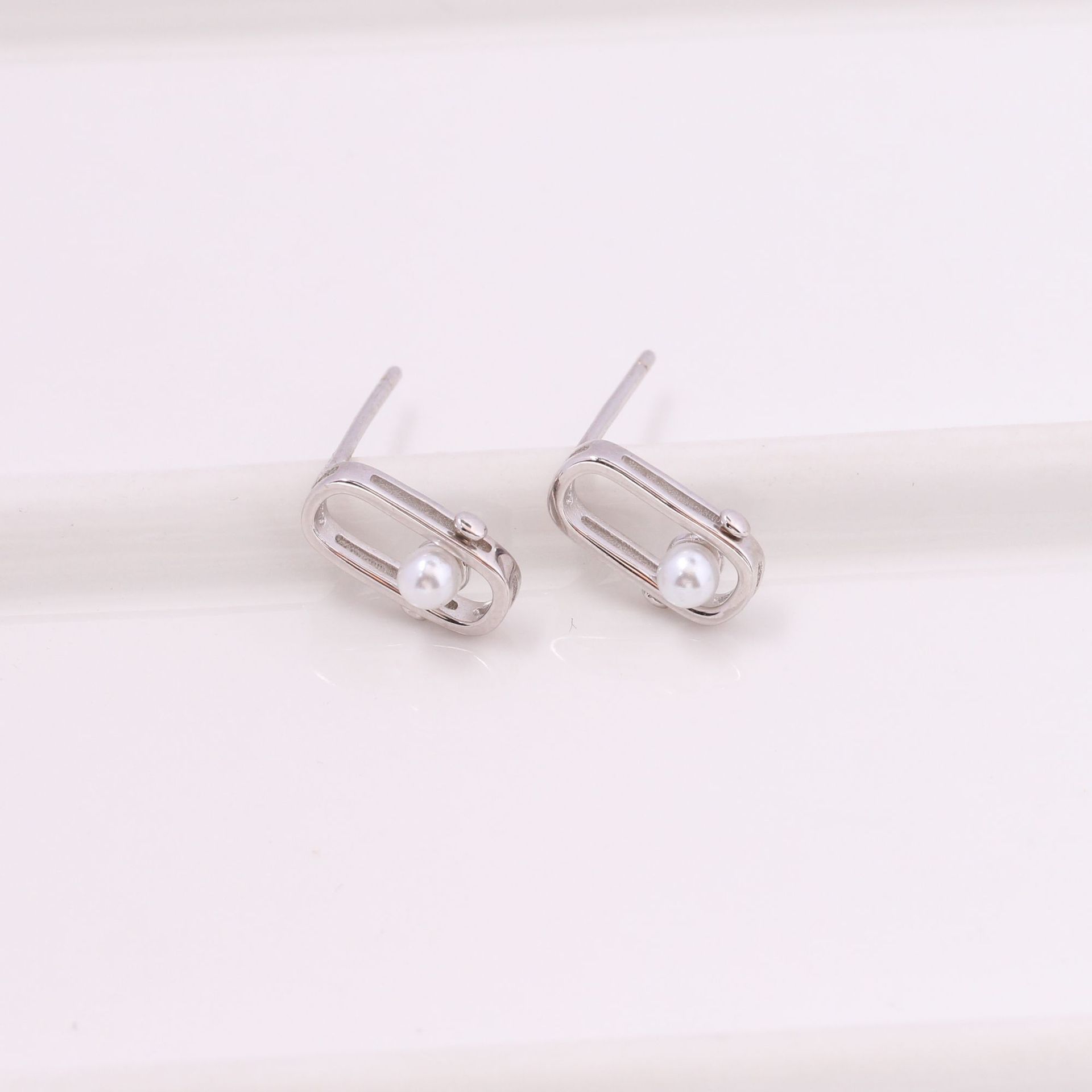 1 Pair Simple Style Solid Color Inlay Sterling Silver Pearl Ear Studs display picture 6