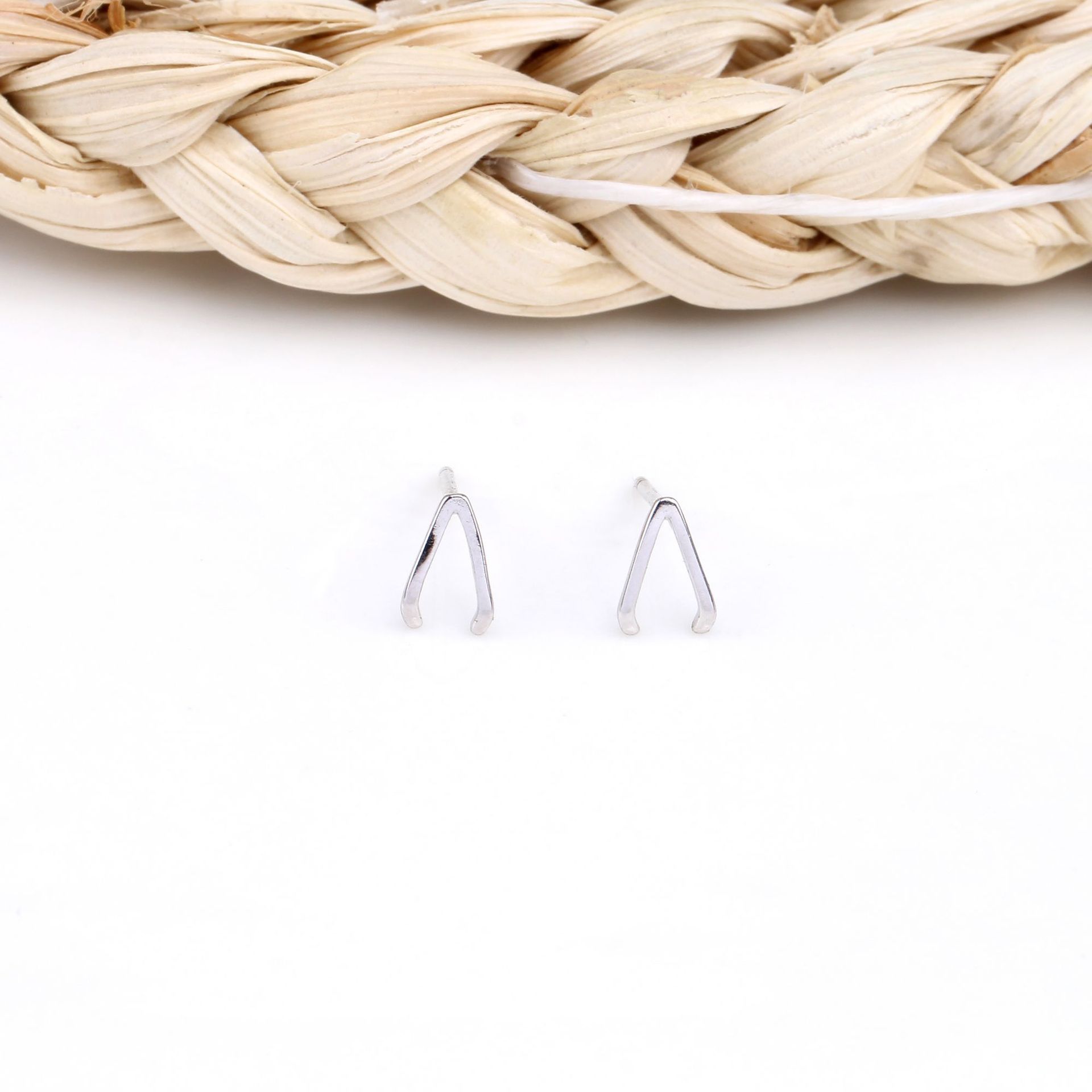 1 Pair Simple Style V Shape Irregular Plating Sterling Silver Ear Studs display picture 10