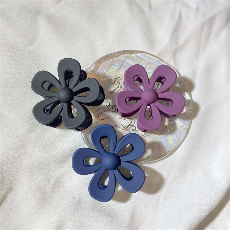 Simple Style Solid Color Flower Plastic Flowers Hair Claws display picture 1