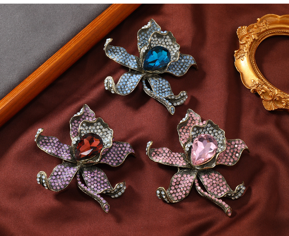 Retro Flor Aleación Embutido Diamantes De Imitación Mujeres Broches display picture 5