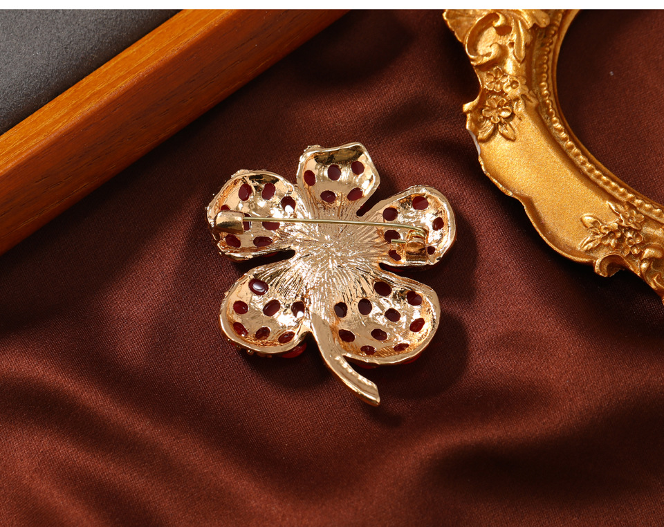 Retro Flor Aleación Embutido Diamantes De Imitación Mujeres Corsage display picture 4