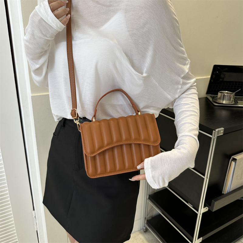 Women's All Seasons Pu Leather Solid Color Classic Style Square Flip Cover Handbag display picture 7