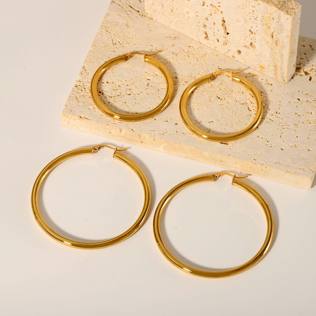 1 Pair Casual Modern Style Circle Plating 304 Stainless Steel 18K Gold Plated Hoop Earrings display picture 3