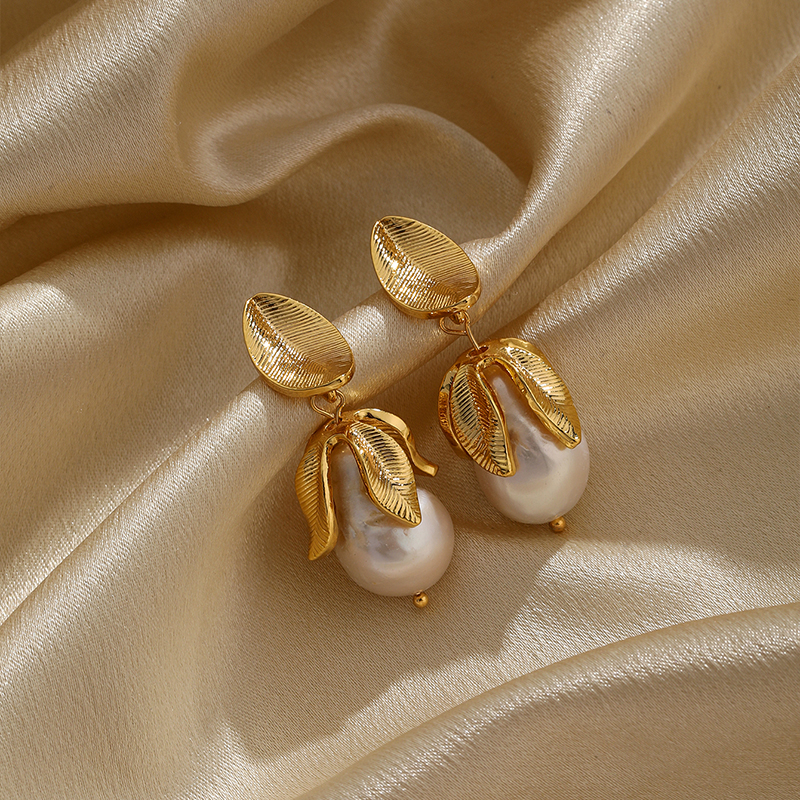 1 Pair Simple Style Leaf Plating Inlay Copper Pearl 18k Gold Plated Drop Earrings display picture 3
