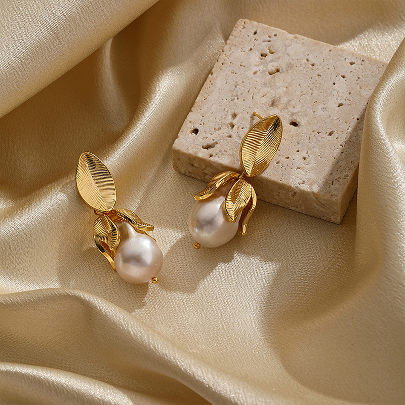 1 Pair Simple Style Leaf Plating Inlay Copper Pearl 18k Gold Plated Drop Earrings display picture 2