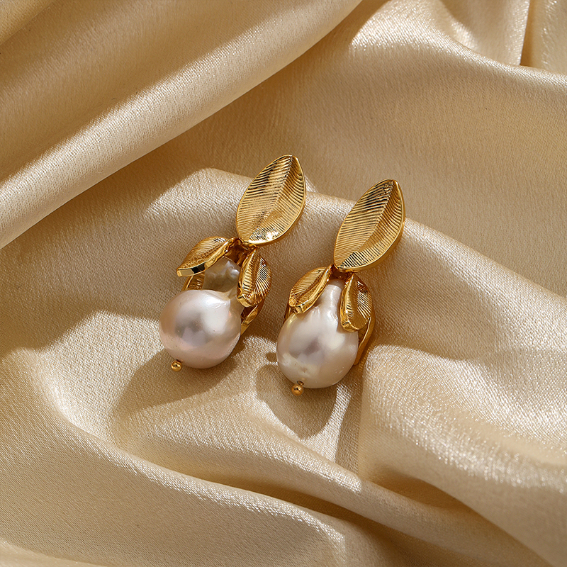 1 Pair Simple Style Leaf Plating Inlay Copper Pearl 18k Gold Plated Drop Earrings display picture 4