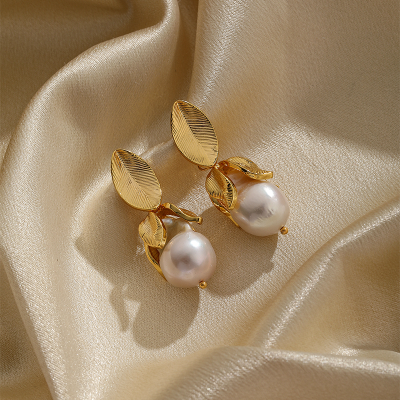 1 Pair Simple Style Leaf Plating Inlay Copper Pearl 18k Gold Plated Drop Earrings display picture 5