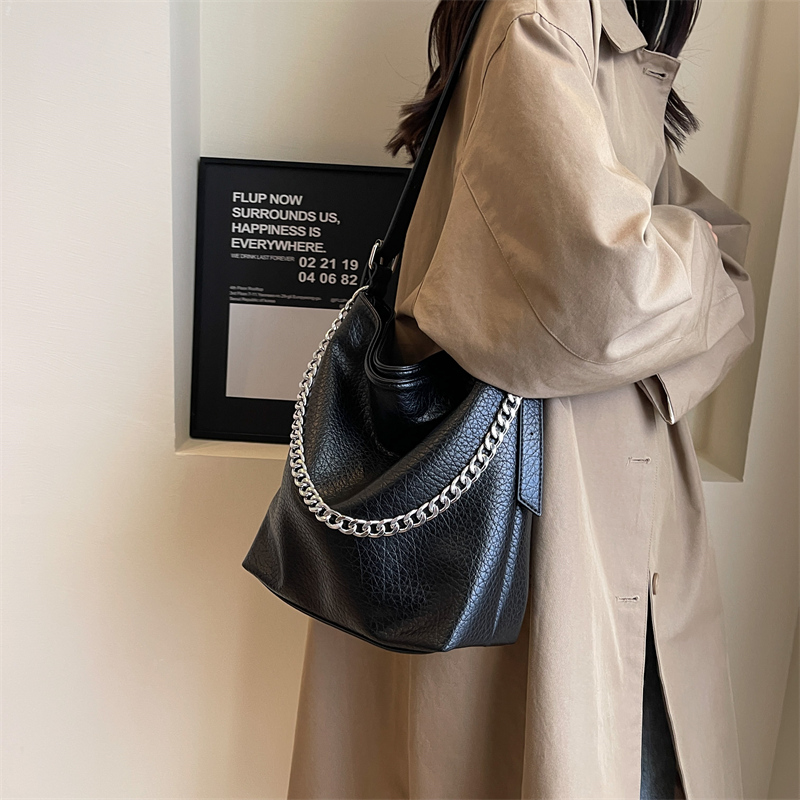 Women's All Seasons Pu Leather Solid Color Classic Style Bucket Zipper Shoulder Bag display picture 7