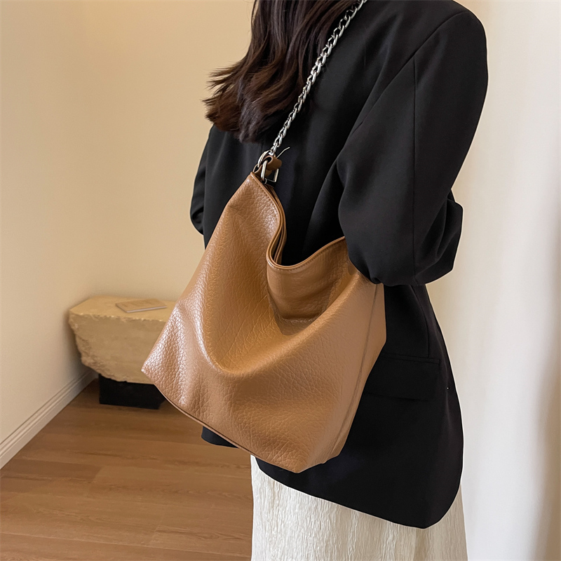 Women's All Seasons Pu Leather Solid Color Classic Style Bucket Zipper Shoulder Bag display picture 2