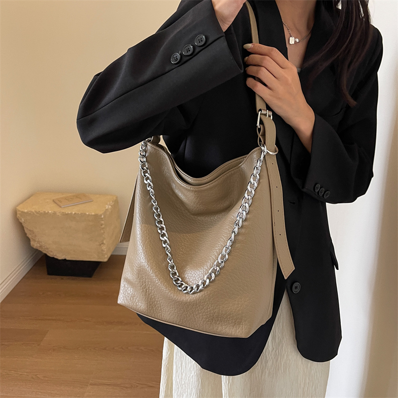 Women's All Seasons Pu Leather Solid Color Classic Style Bucket Zipper Shoulder Bag display picture 8