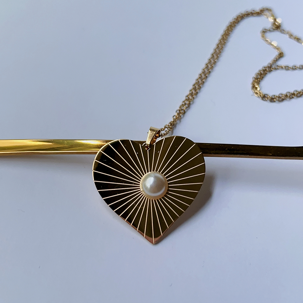 Acero Inoxidable 304 Chapados en oro de 18k Rock Estilo Clásico Enchapado Embutido Forma De Corazón Perlas Artificiales Collar Colgante display picture 4