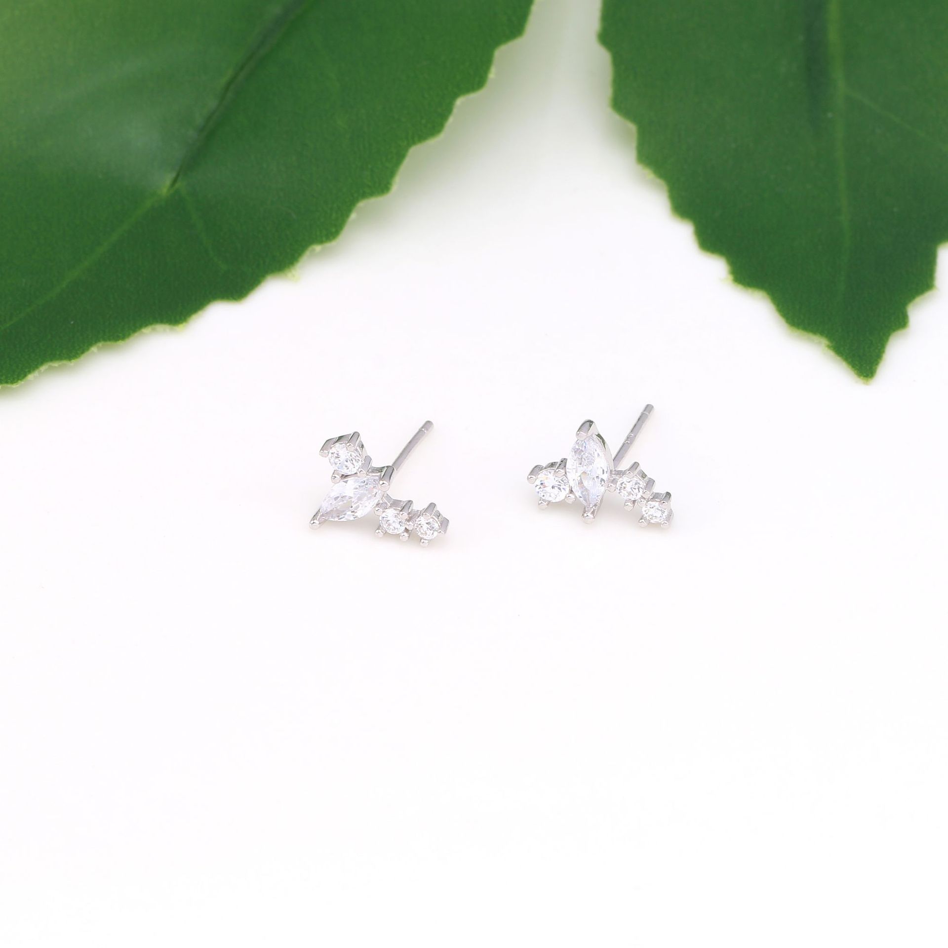 1 Pair Simple Style Korean Style Geometric Inlay Sterling Silver Zircon Ear Studs display picture 10