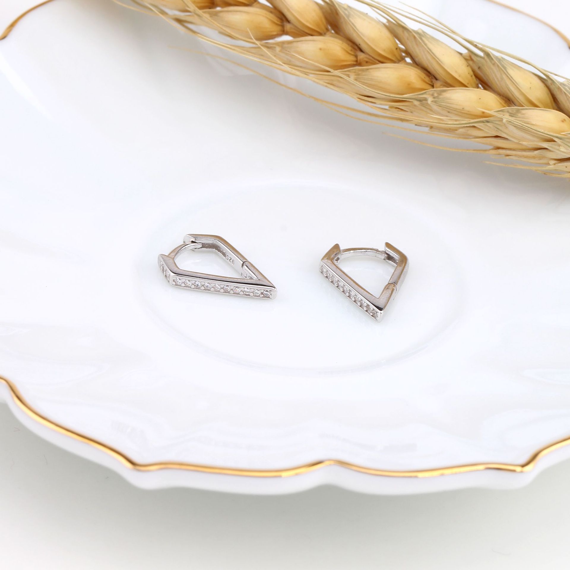 1 Pair Korean Style Geometric Inlay Sterling Silver Zircon Earrings display picture 10