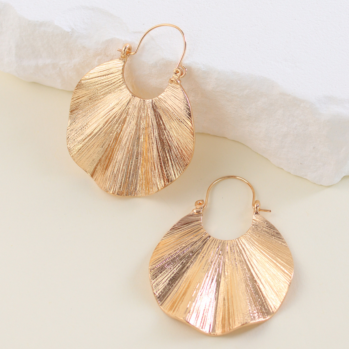 1 Pair Elegant Vintage Style Sector Solid Color Alloy Drop Earrings display picture 3