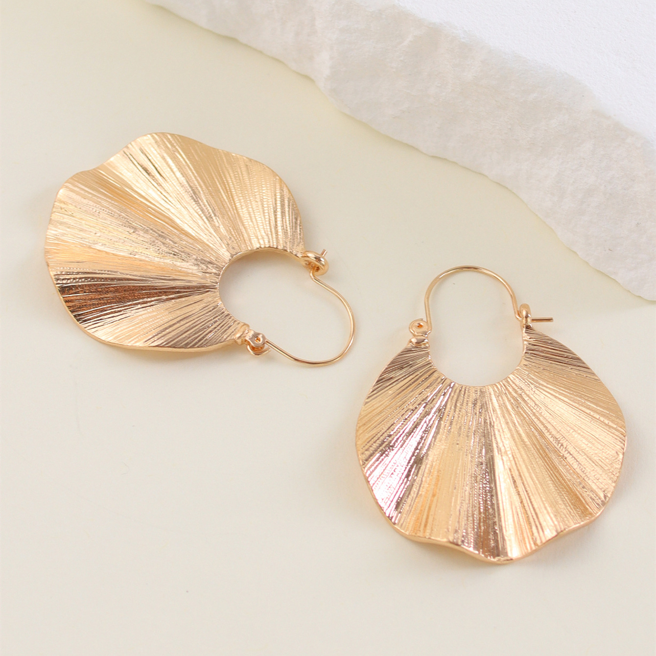 1 Pair Elegant Vintage Style Sector Solid Color Alloy Drop Earrings display picture 5