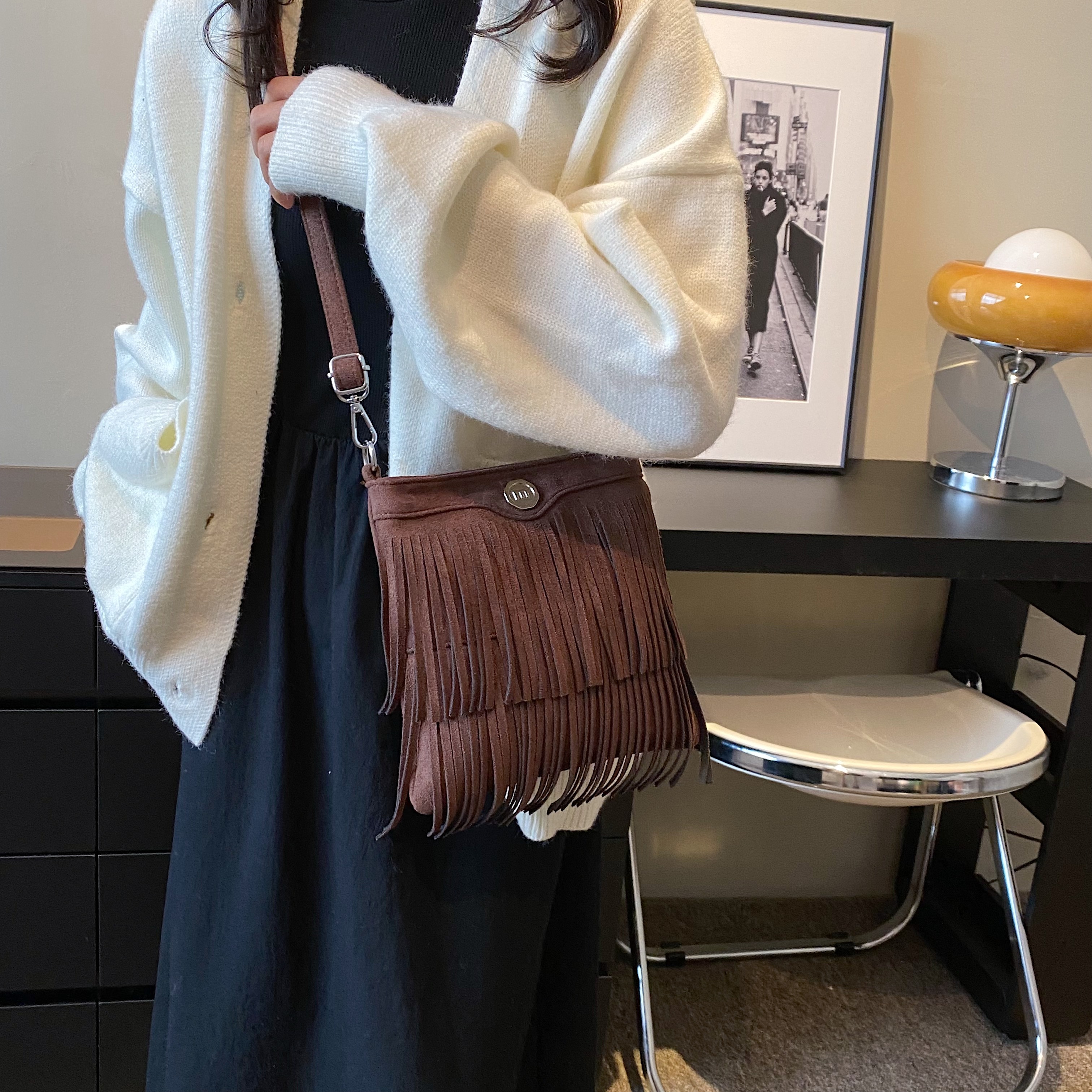 Women's Deerskin Velvet Solid Color Classic Style Tassel Square Zipper Crossbody Bag display picture 6