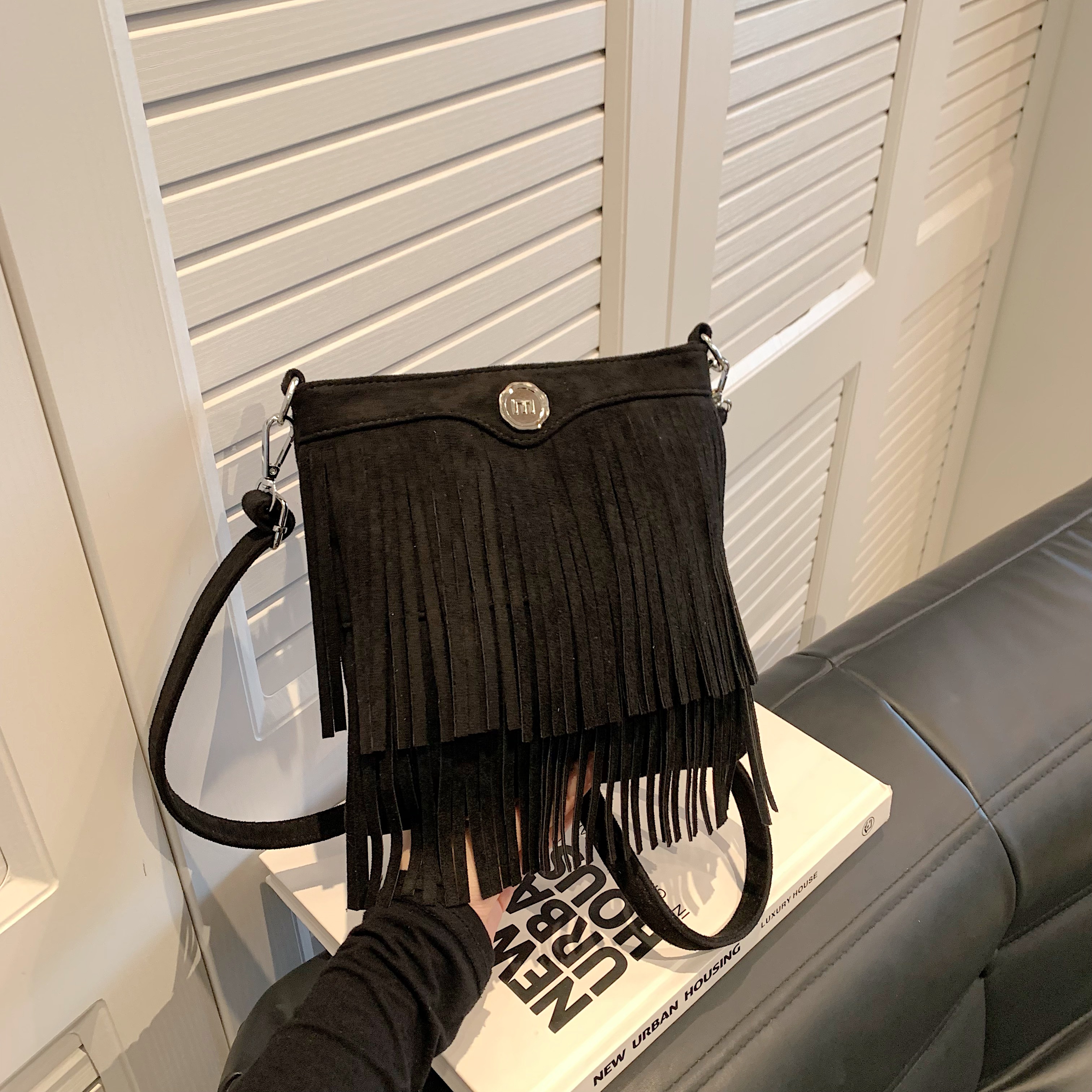 Women's Deerskin Velvet Solid Color Classic Style Tassel Square Zipper Crossbody Bag display picture 2