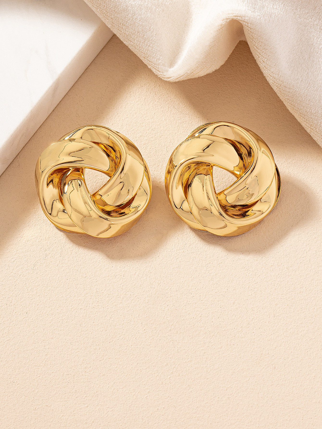 1 Pair Casual Simple Style Solid Color Twist Ferroalloy 14k Gold Plated Ear Studs display picture 1