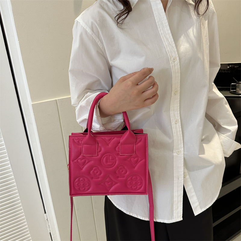 Women's All Seasons Pu Leather Solid Color Classic Style Square Zipper Handbag display picture 4