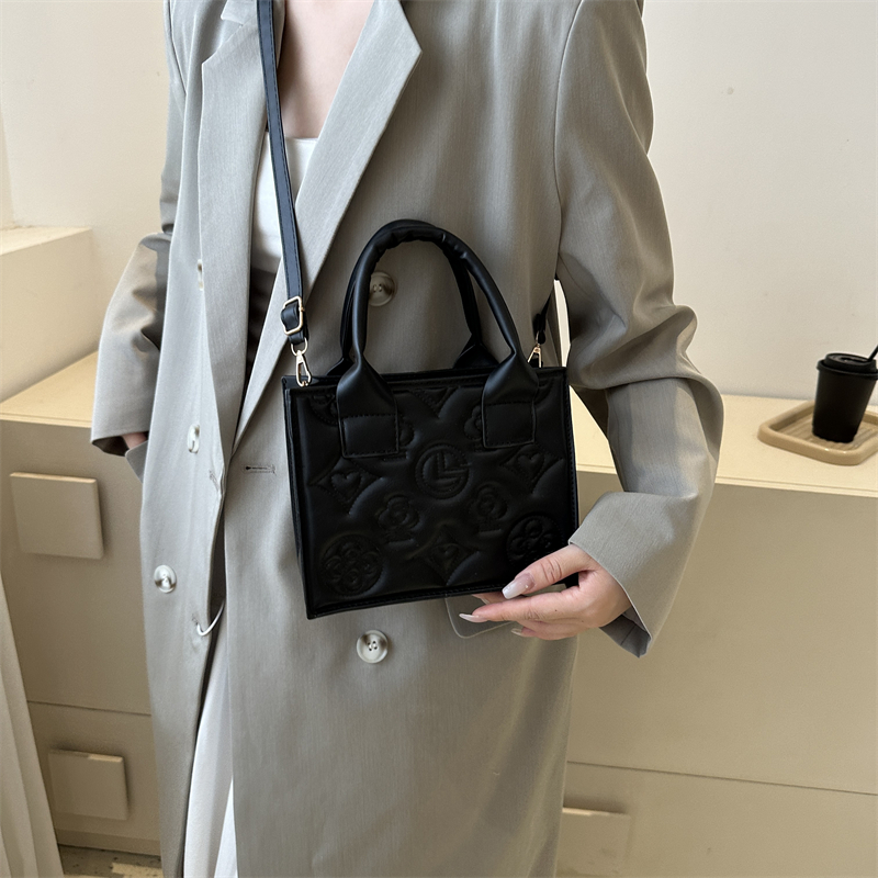 Women's All Seasons Pu Leather Solid Color Classic Style Square Zipper Handbag display picture 10