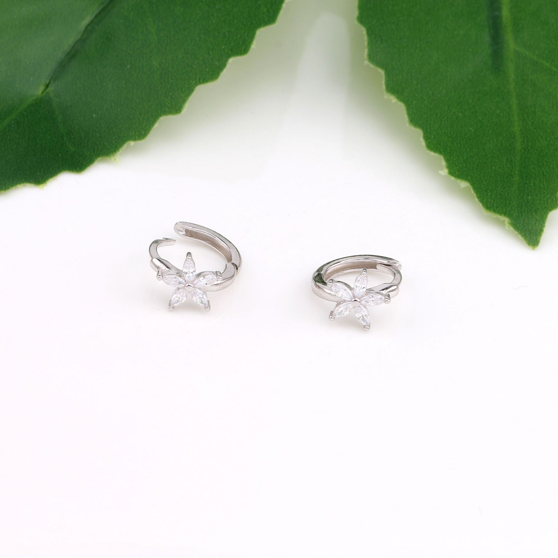 1 Pair Simple Style Flower Inlay Sterling Silver Zircon Earrings display picture 9