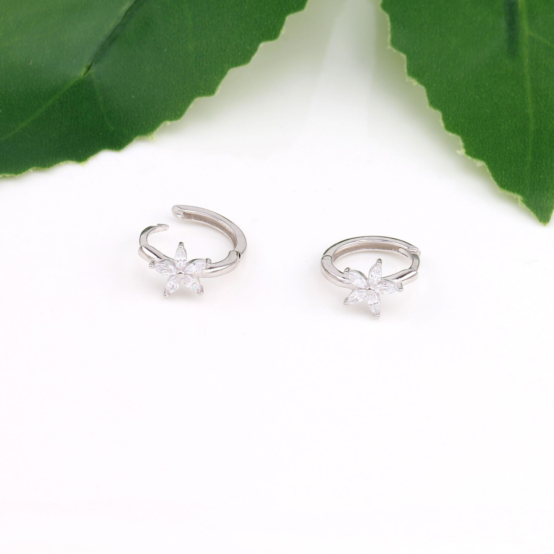 1 Pair Simple Style Flower Inlay Sterling Silver Zircon Earrings display picture 19