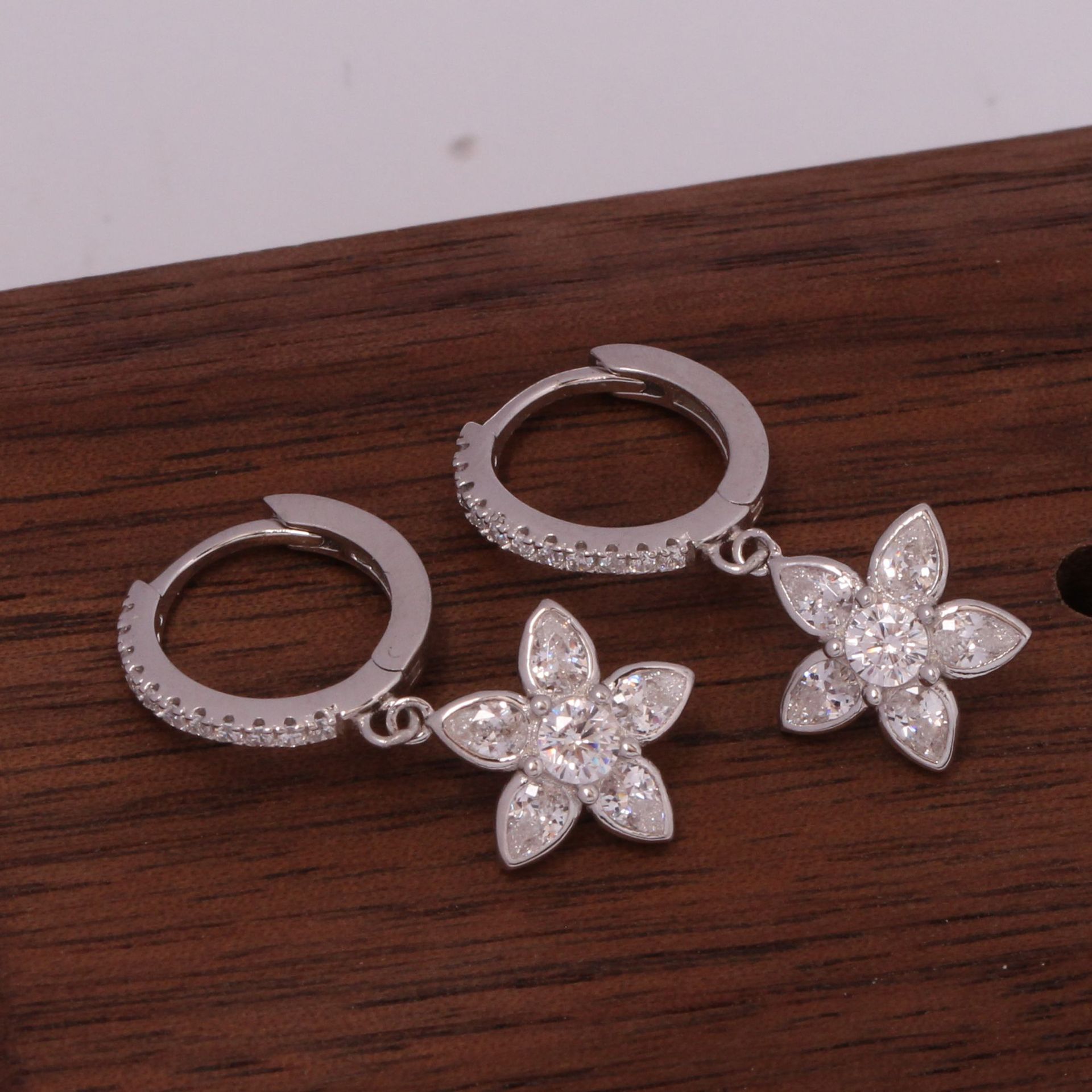 1 Pair Retro Simple Style Flower Inlay Sterling Silver Zircon Drop Earrings display picture 11