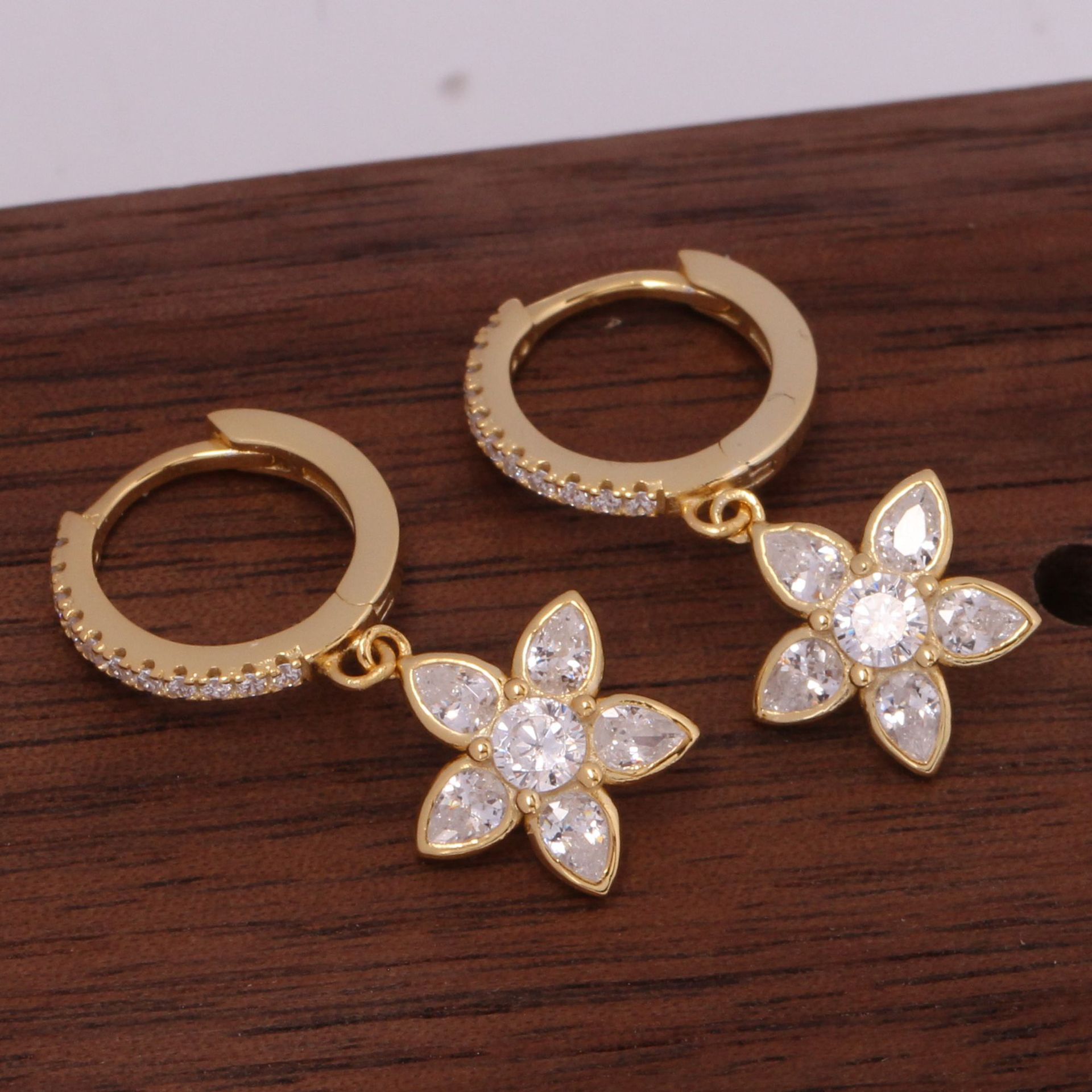 1 Pair Retro Simple Style Flower Inlay Sterling Silver Zircon Drop Earrings display picture 12