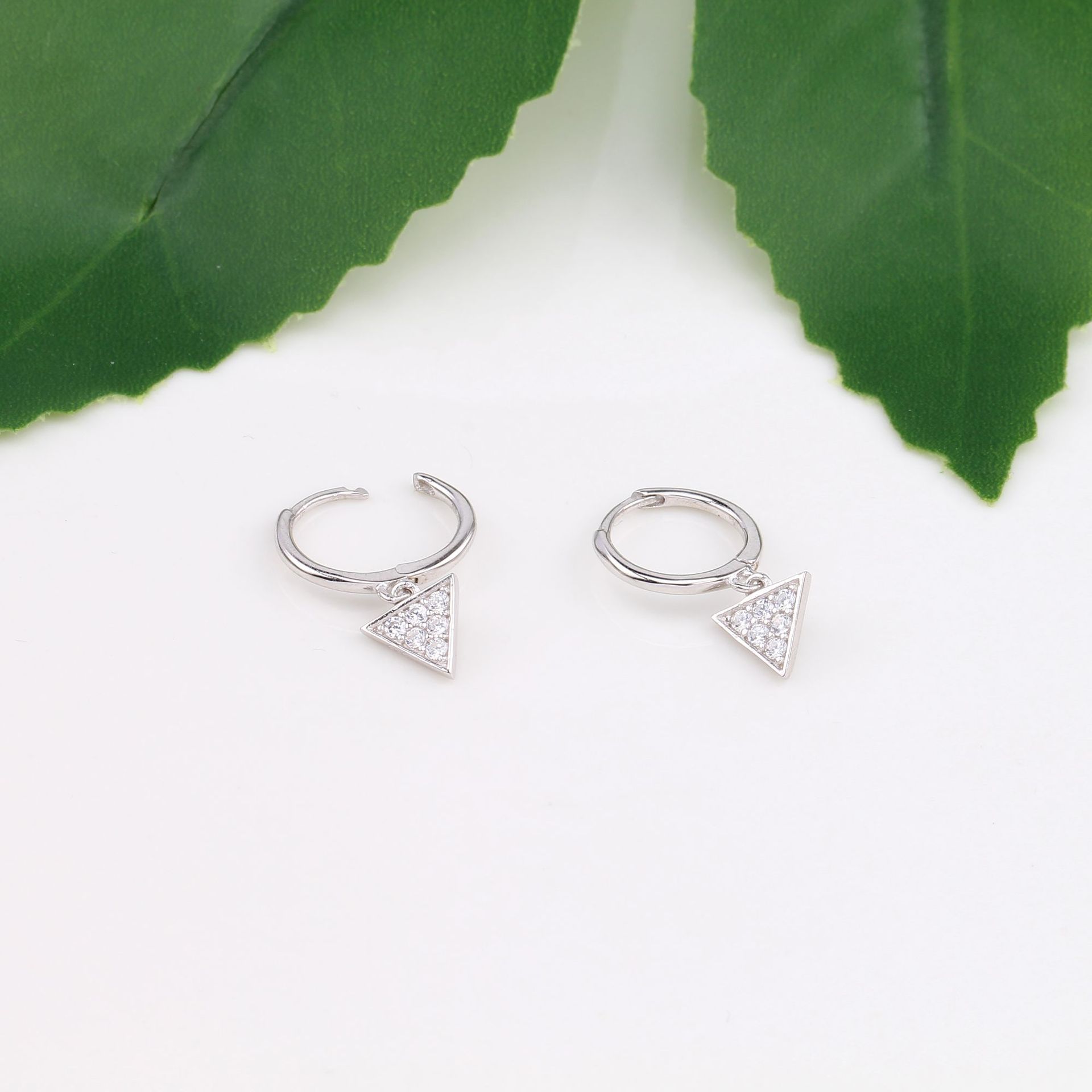 1 Pair Simple Style Commute Triangle Inlay Sterling Silver Zircon Drop Earrings display picture 12