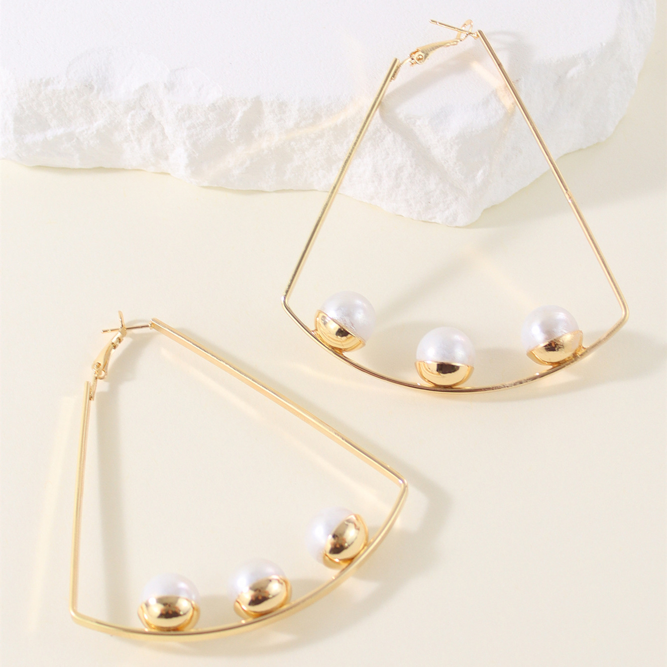1 Pair Simple Style Solid Color Inlay Iron Pearl Ear Studs display picture 4