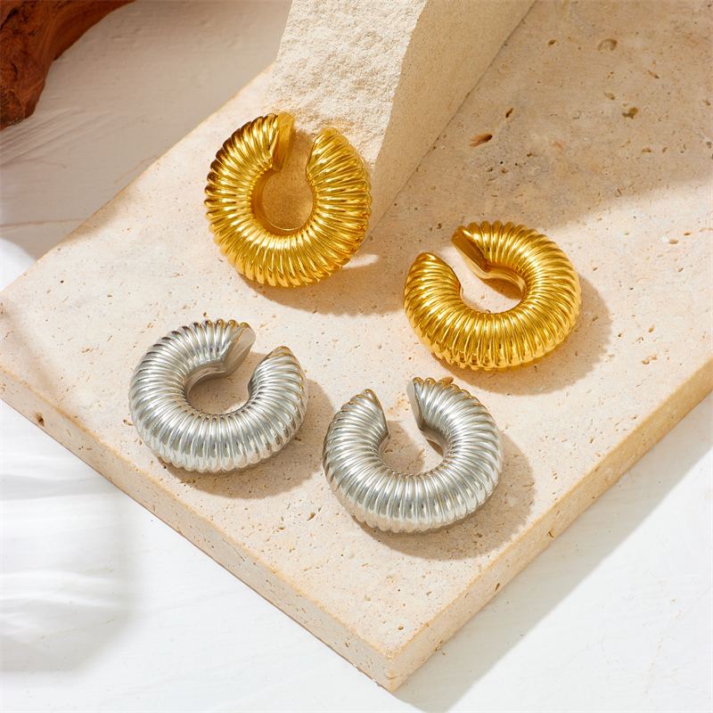 1 Pair Simple Style Solid Color Plating Stainless Steel 18K Gold Plated Ear Cuffs display picture 4