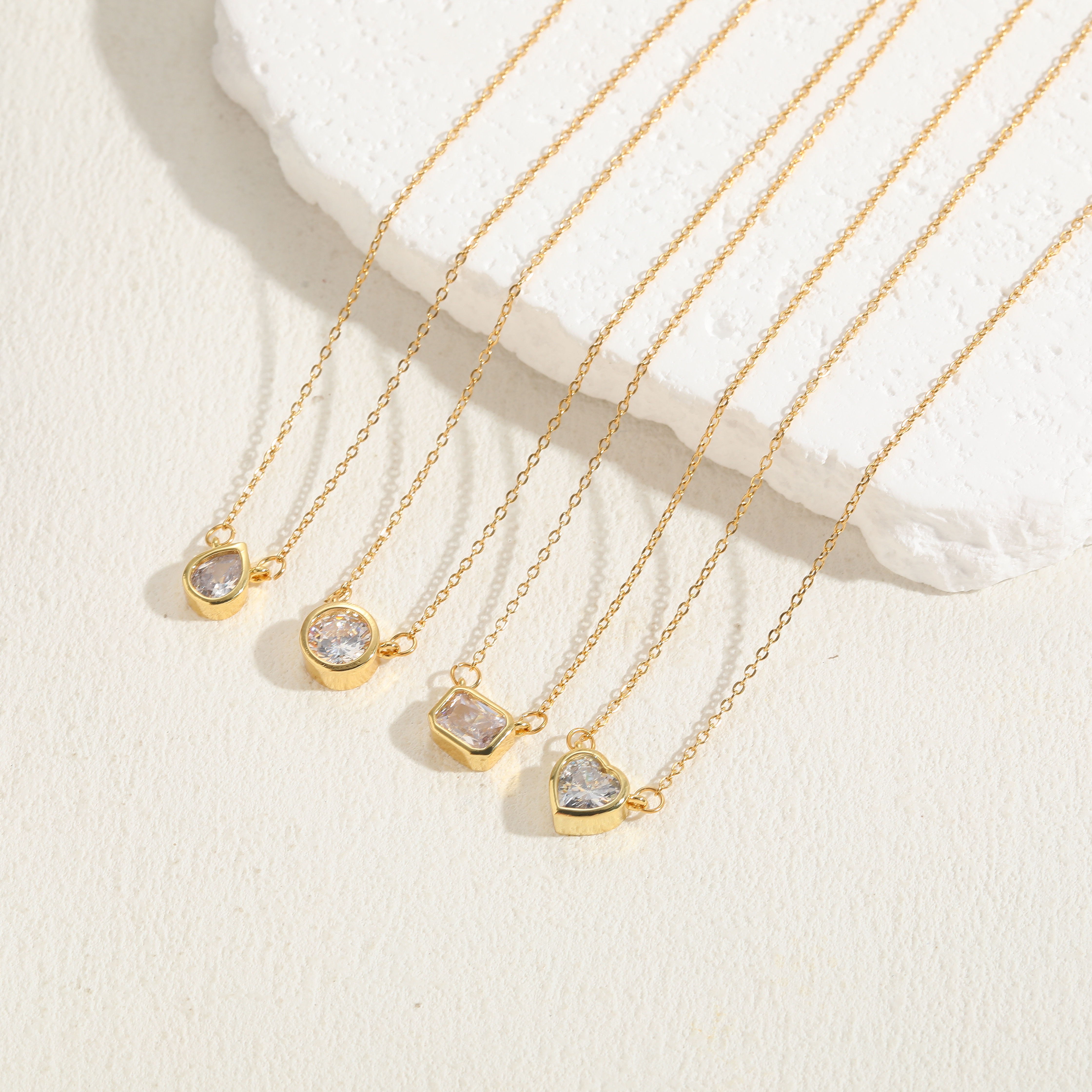 Luxuriös Herzform Kupfer 14 Karat Vergoldet Zirkon Halskette Mit Anhänger In Masse display picture 3