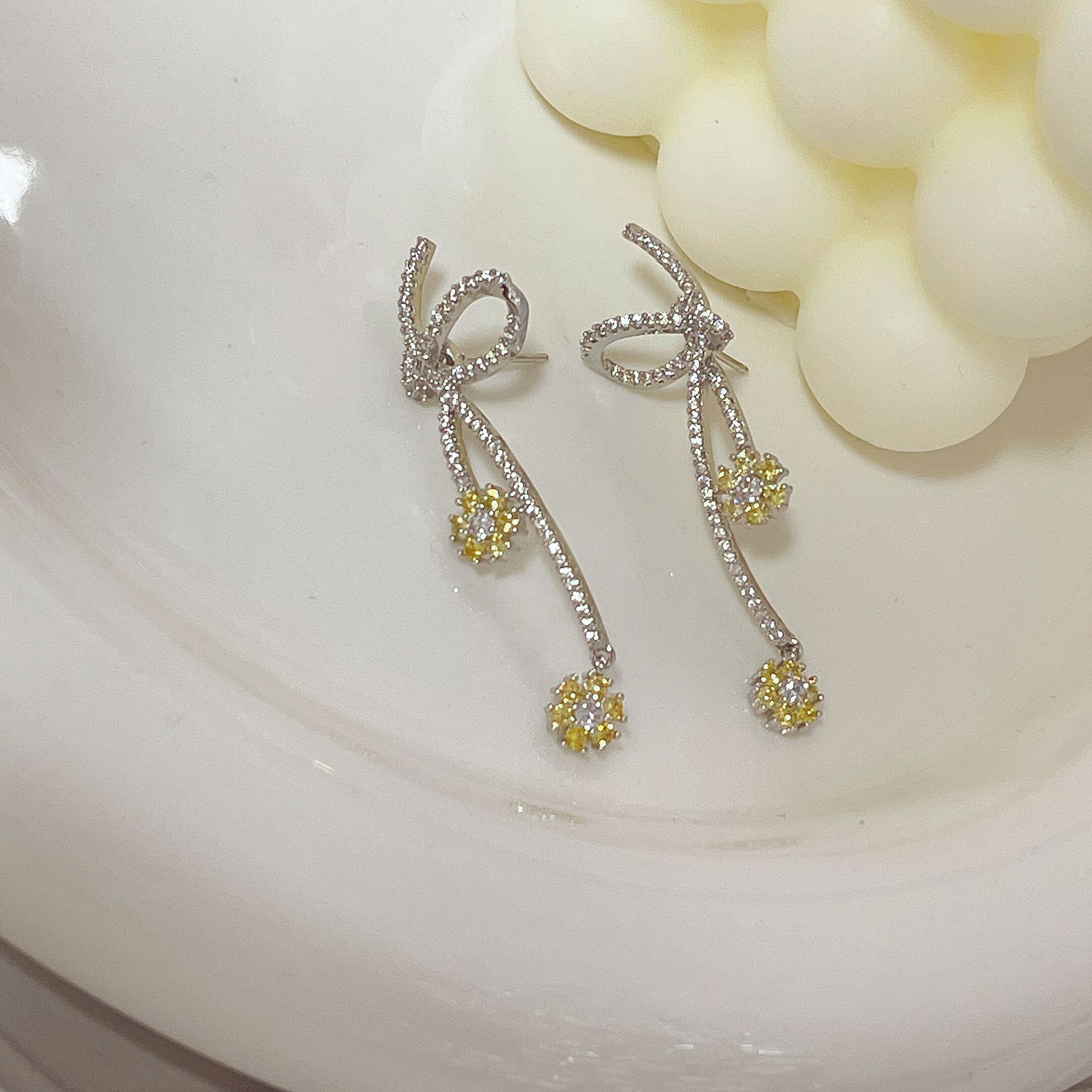 1 Pair Simple Style Flower Inlay Alloy Zircon Drop Earrings display picture 4