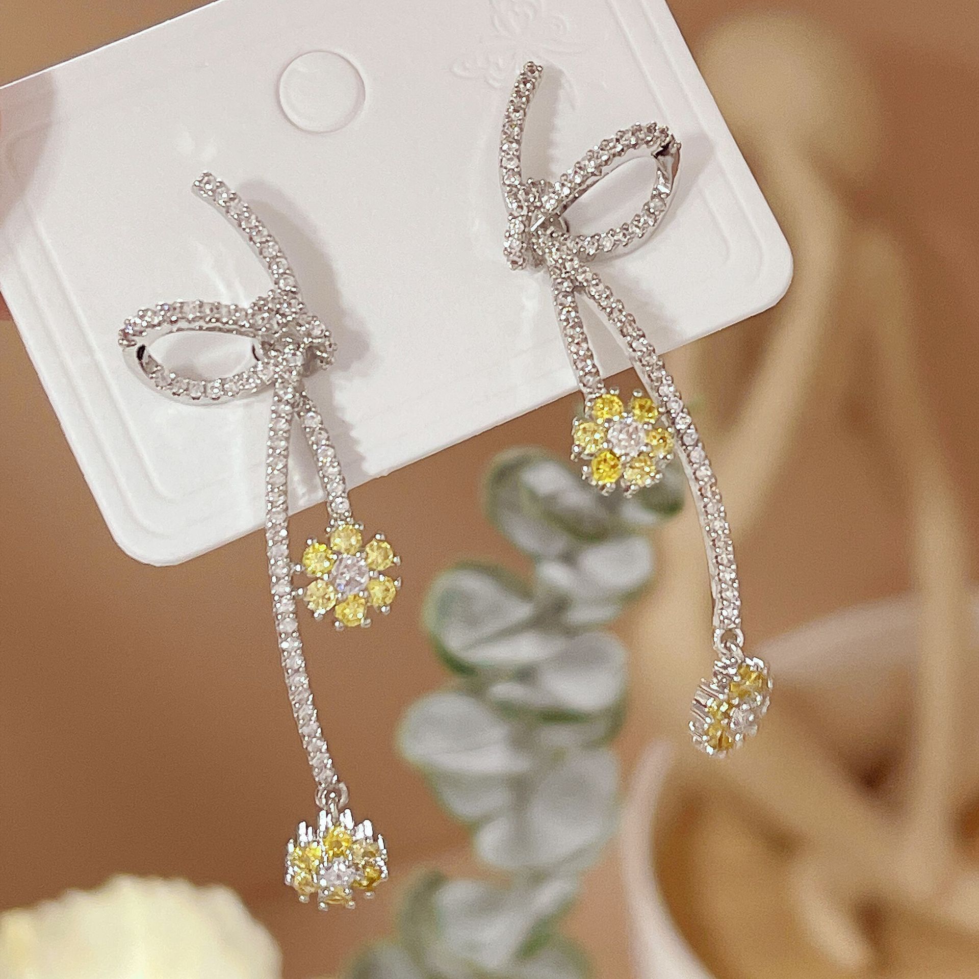 1 Pair Simple Style Flower Inlay Alloy Zircon Drop Earrings display picture 3