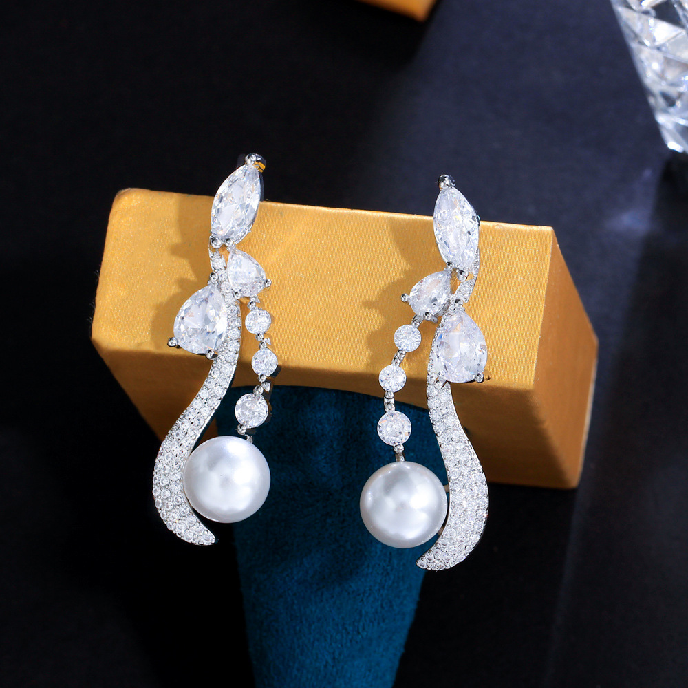 1 Paar Süss Wassertropfen Überzug Inlay Kupfer Künstliche Perlen Künstlicher Diamant Tropfenohrringe display picture 5