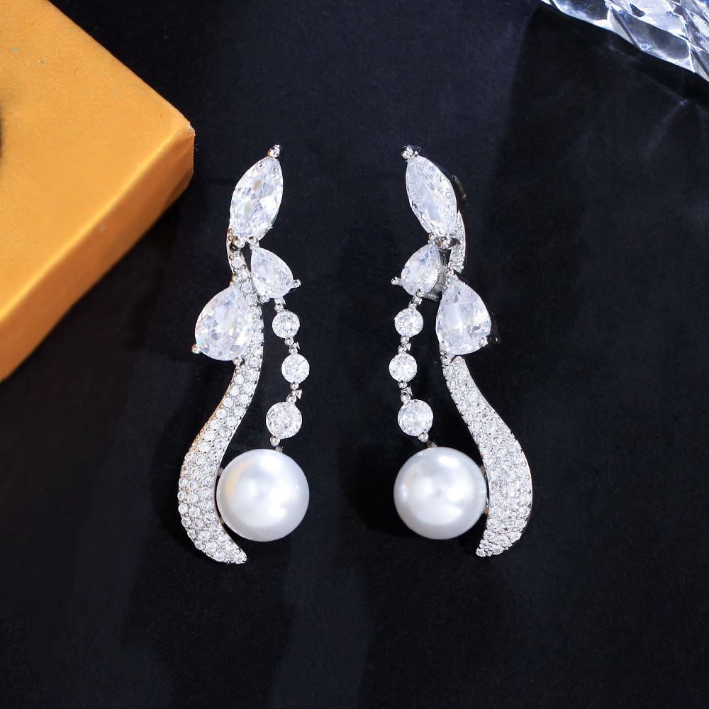 1 Paar Süss Wassertropfen Überzug Inlay Kupfer Künstliche Perlen Künstlicher Diamant Tropfenohrringe display picture 1