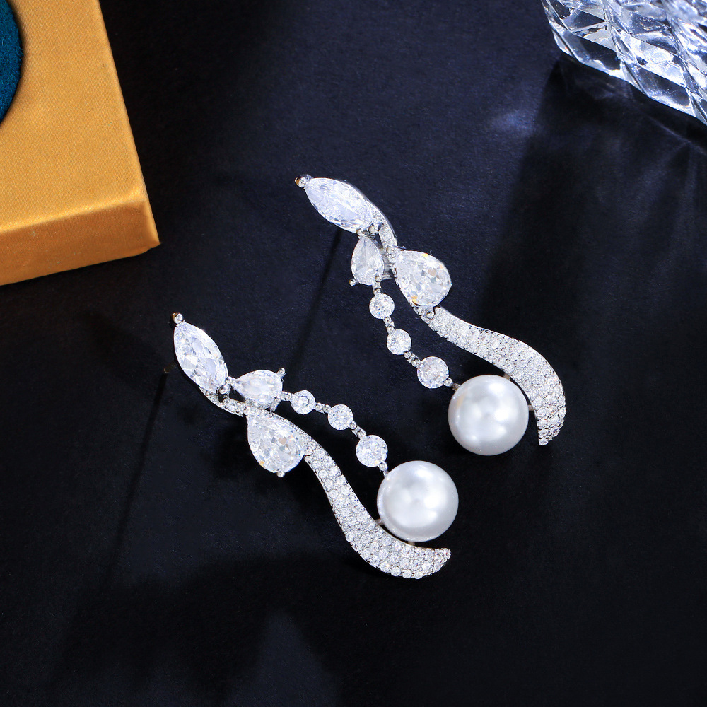 1 Paar Süss Wassertropfen Überzug Inlay Kupfer Künstliche Perlen Künstlicher Diamant Tropfenohrringe display picture 3