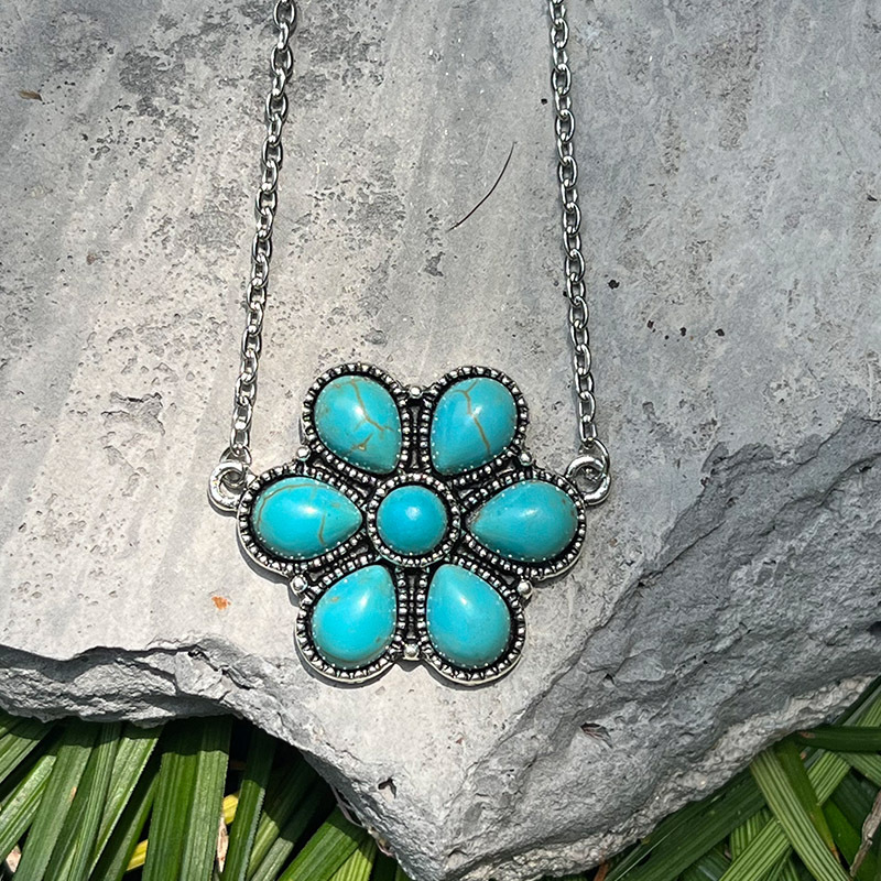 Retro Flower Alloy Titanium Steel Inlay Turquoise Women's Pendant Necklace display picture 2