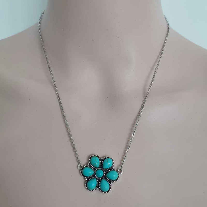 Retro Flower Alloy Titanium Steel Inlay Turquoise Women's Pendant Necklace display picture 4