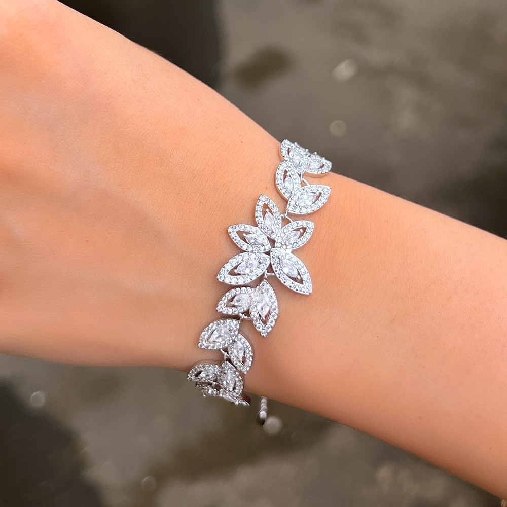 Sweet Shiny Spray Flower Snowflake Brass Plating Inlay Zircon White Gold Plated Rhodium Plated Bracelets display picture 5