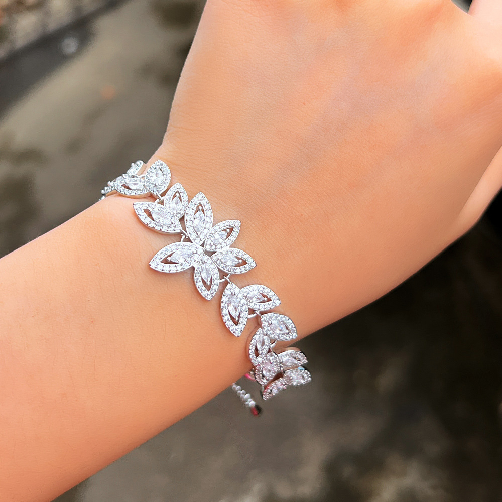 Sweet Shiny Spray Flower Snowflake Brass Plating Inlay Zircon White Gold Plated Rhodium Plated Bracelets display picture 6